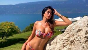 Estate bollente per Aida Yespica: la showgirl avvistata sul lago di Garda